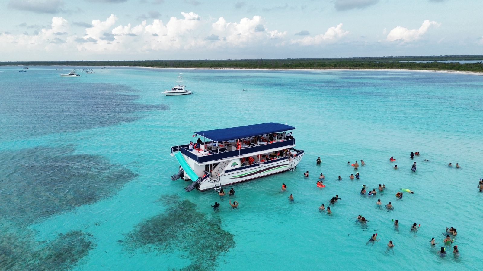 Catamarán en aguas turquesa de El Cielito