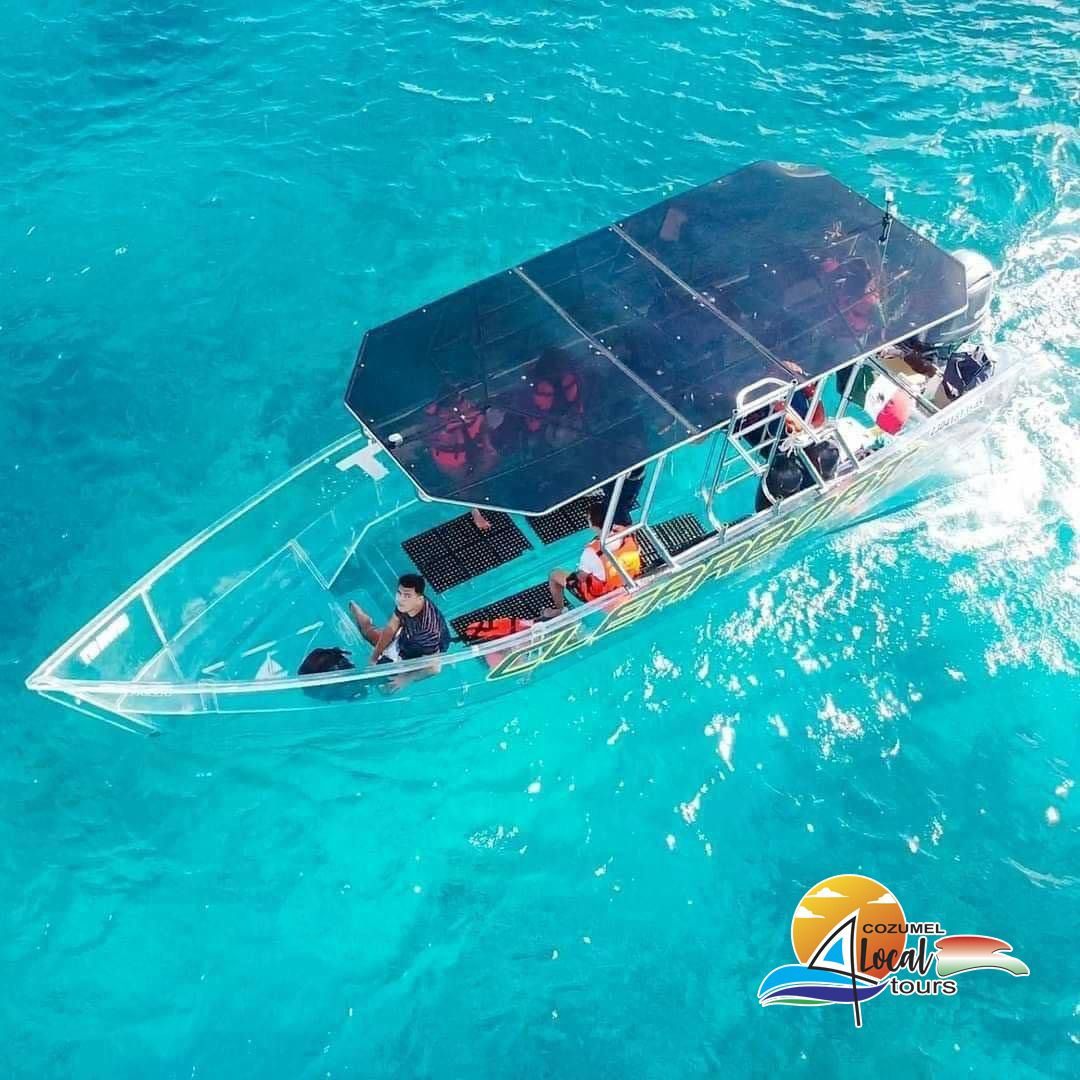 Bote transparente navegando en Cozumel